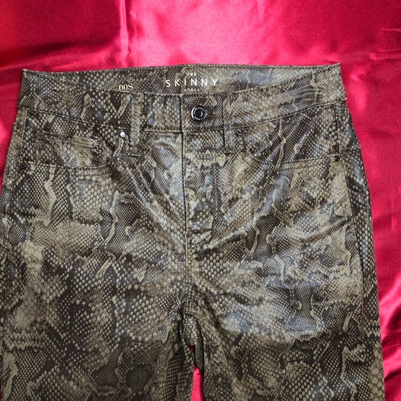 ⭐️NEW⭐️White House Black Market (WHBM) Python Print Coated Skinny Ankle Pant - Picture 3 of 7